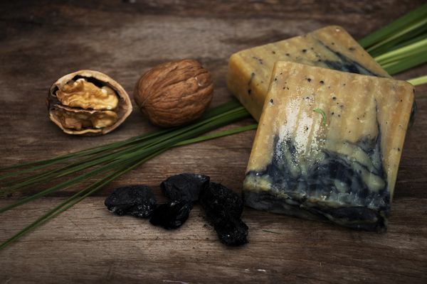 Exfoliating Walnut Activated Charcoal and Lemongrass