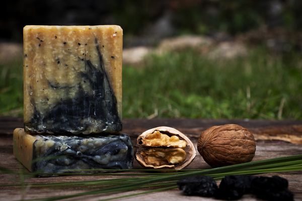 Exfoliating Walnut Activated Charcoal and Lemongrass